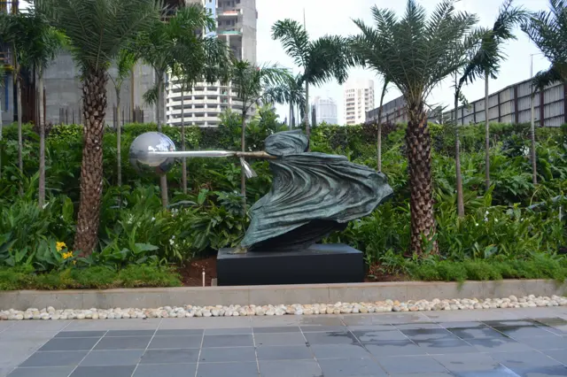Star Worldwide Group fine art handling in action