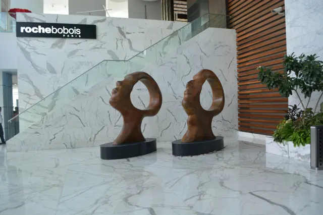 Star Worldwide Group fine art handling in action