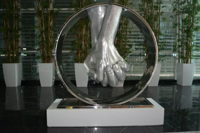 Star Worldwide Group fine art handling in action