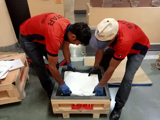 Star Worldwide Group fine art handling in action
