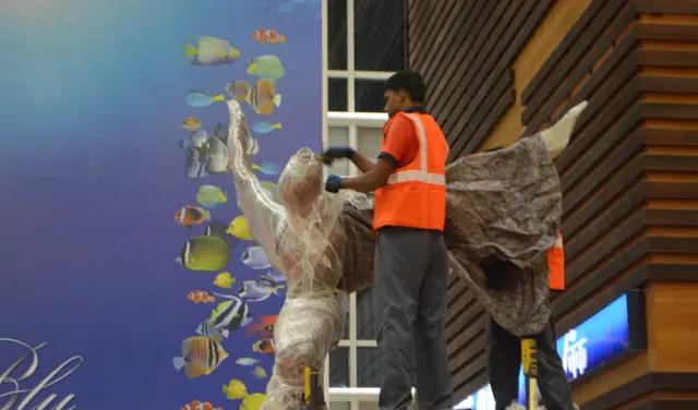 Star Worldwide Group fine art handling in action
