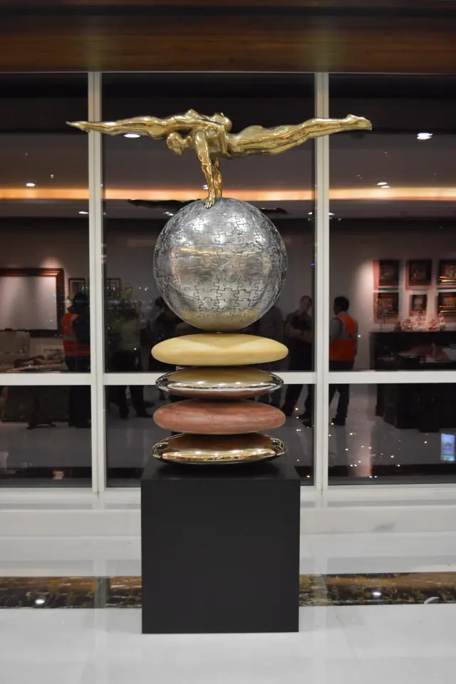 Star Worldwide Group fine art handling in action