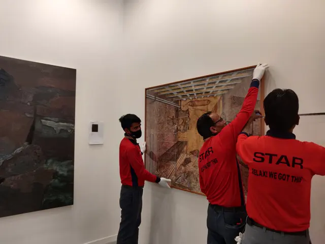 Star Worldwide Group fine art handling in action