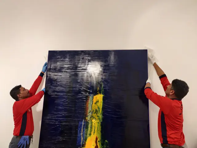 Star Worldwide Group fine art handling in action