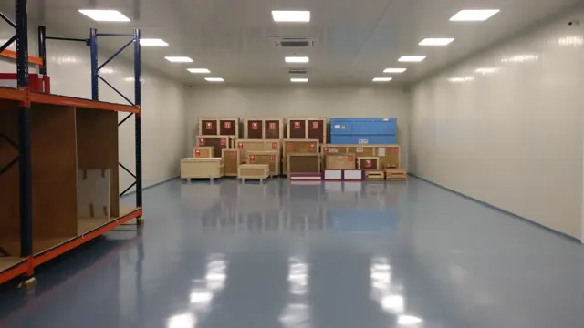 Star Worldwide Group fine art handling in action