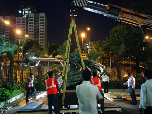 Star Worldwide Group fine art handling in action